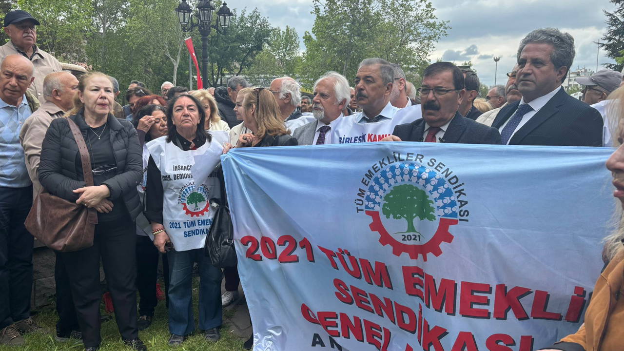 ERDOĞAN sözünü tutmayınca; EMEKLİLER, ANKARA’da 'SEYYANEN ZAM' anımsatması yaptı!