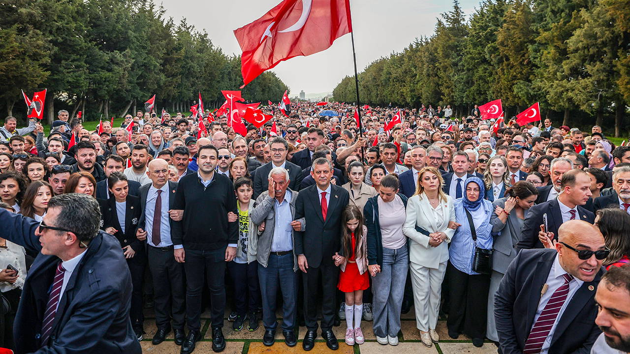 CHP Lİderi Özgür Özel, bugün gençlerle ANITKABİR'e yürüyecek