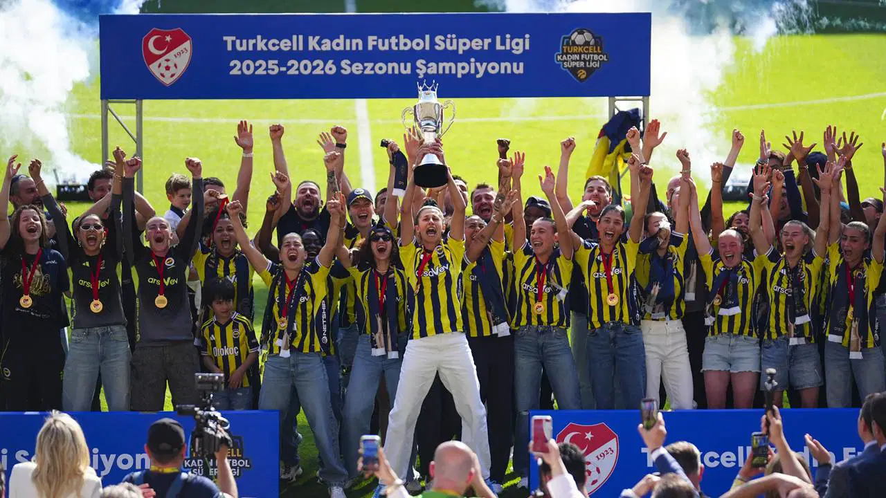 Fenerbahçe ArsaVev Kadın Futbol Takımı ŞAMPİYONLUK KUPASINI ALDI!