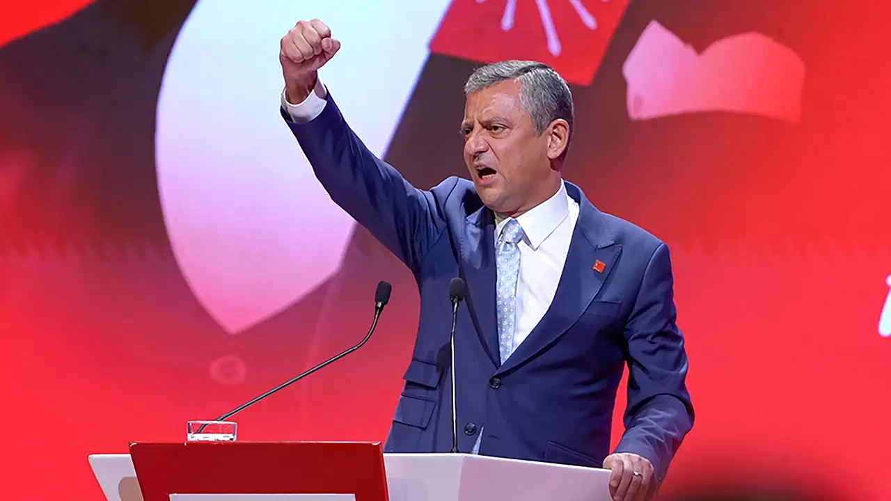  Özgür Özel: ' Ben size onur, haysiyet, cesaret ve mücadele vadediyorum!'