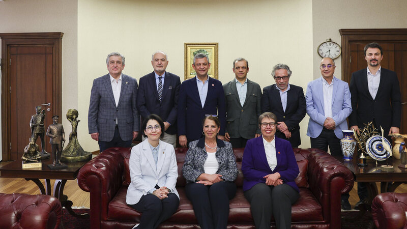 CHPLİderi Özgür Özel'e, TTB Merkez Konseyi'nden 'dayanışma' ziyareti!