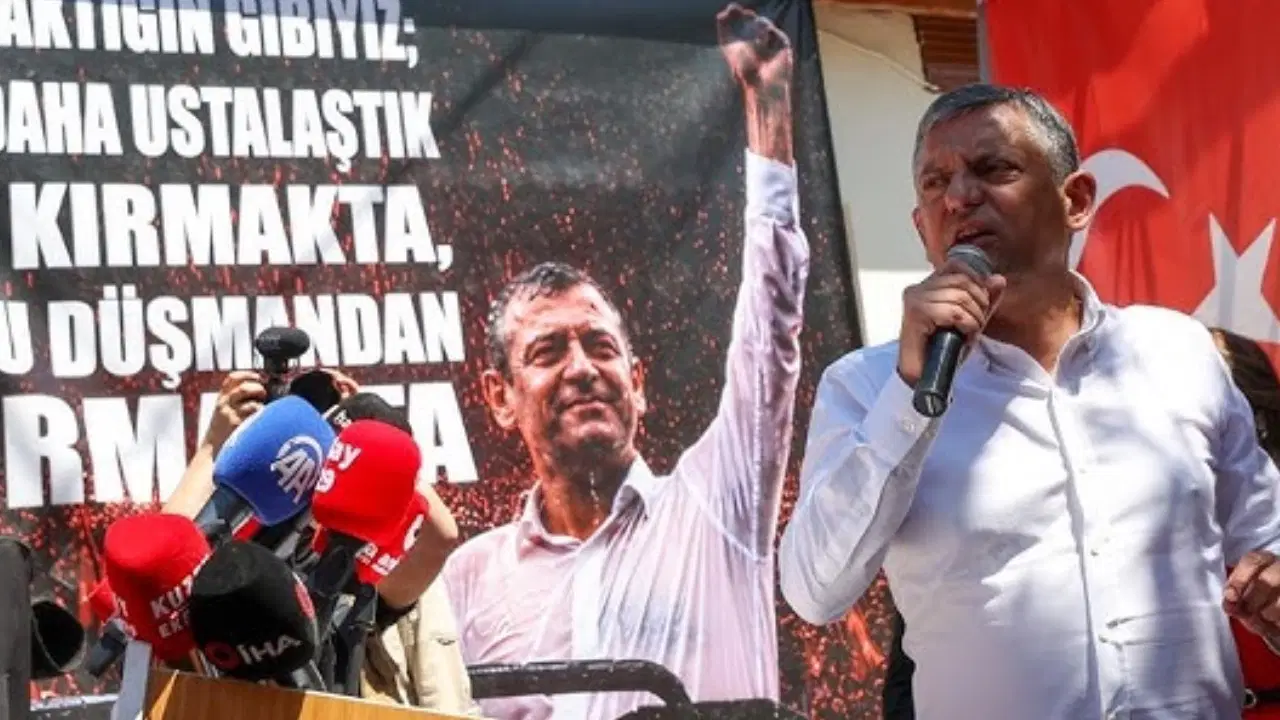 Özgür Özel, Tokat Çevrecik’te: “AKP, seçim öncesi 550 kişinin kayıtlarını bu beldeye aldırdı”
