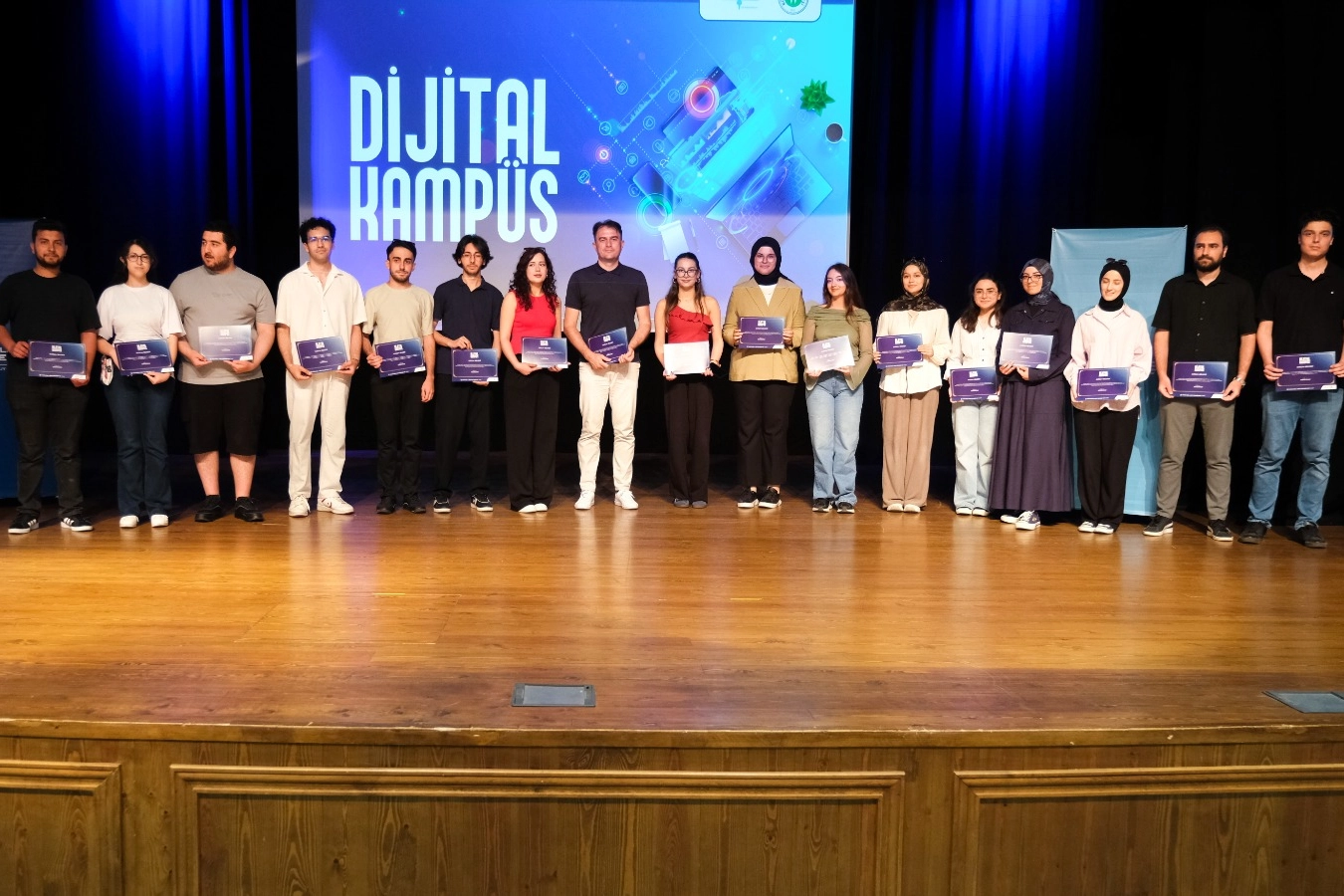 Dijital Kampüs Eğitim Programı’nda 237 Genç Sertifikalarını Aldı