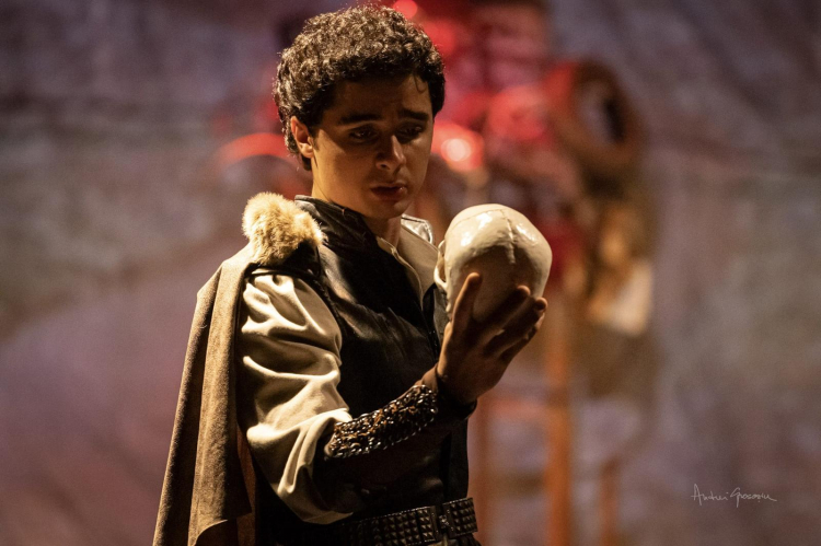 Maltepe Belediye Tiyatrosu “Hamlet” ile Babel Festivali’nde Ayakta Alkışlandı