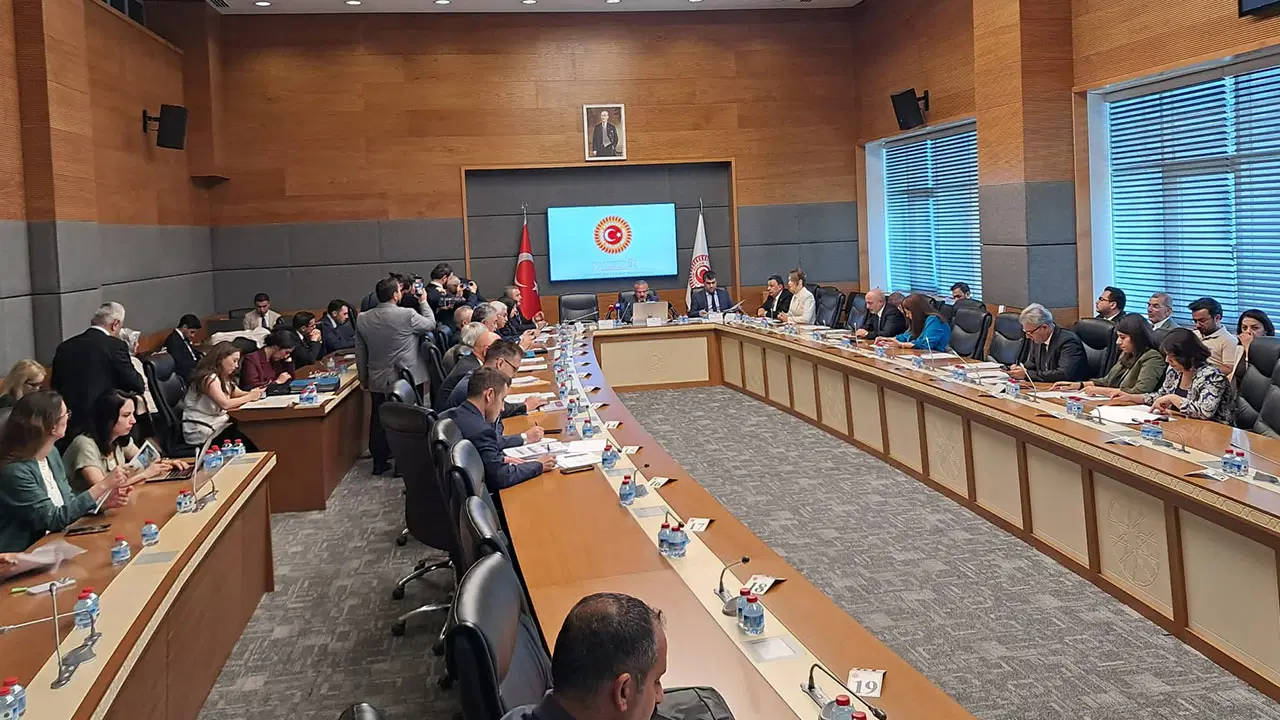 Vekiller ve sendikacılar TBMM komisyonu terk etti: 'Öğretmenini döven bir devlet olur mu?'  