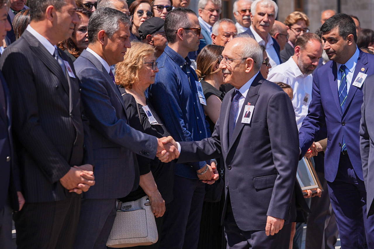 CHP Lideri Özel ile Kılıçdaroğlu, CHP eski vekili Orhan Sür'ün Meclis'teki cenaze törenine katıldı!