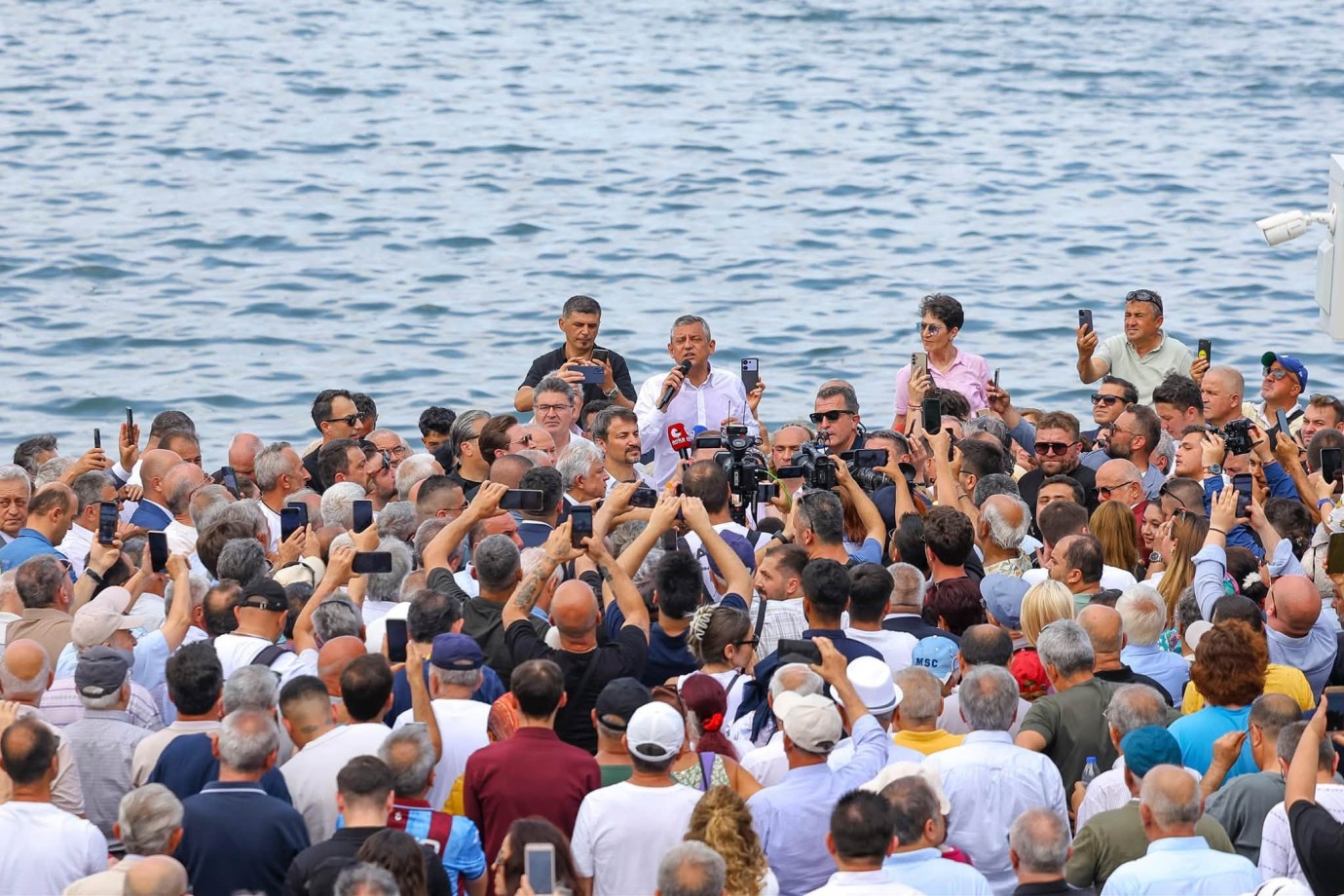 Özgür ÖZEL'E, ZONGULDAK'TA SEVGİ SELİ: 'Eskimiş siyaseti geride bıraktık, bu yürüyüş yeni...' 