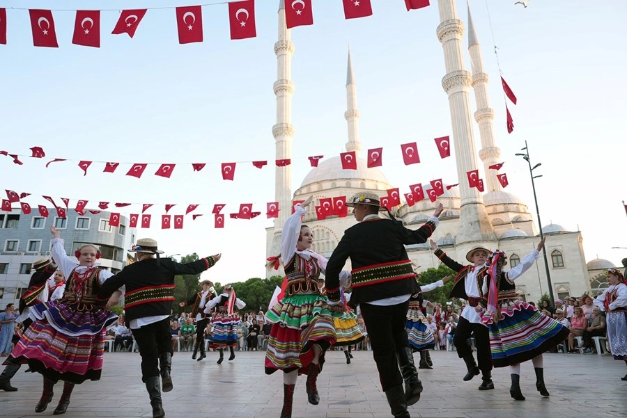 Maltepe’de Halk Oyunları Şöleni: Dünya Kültürleri Buluştu