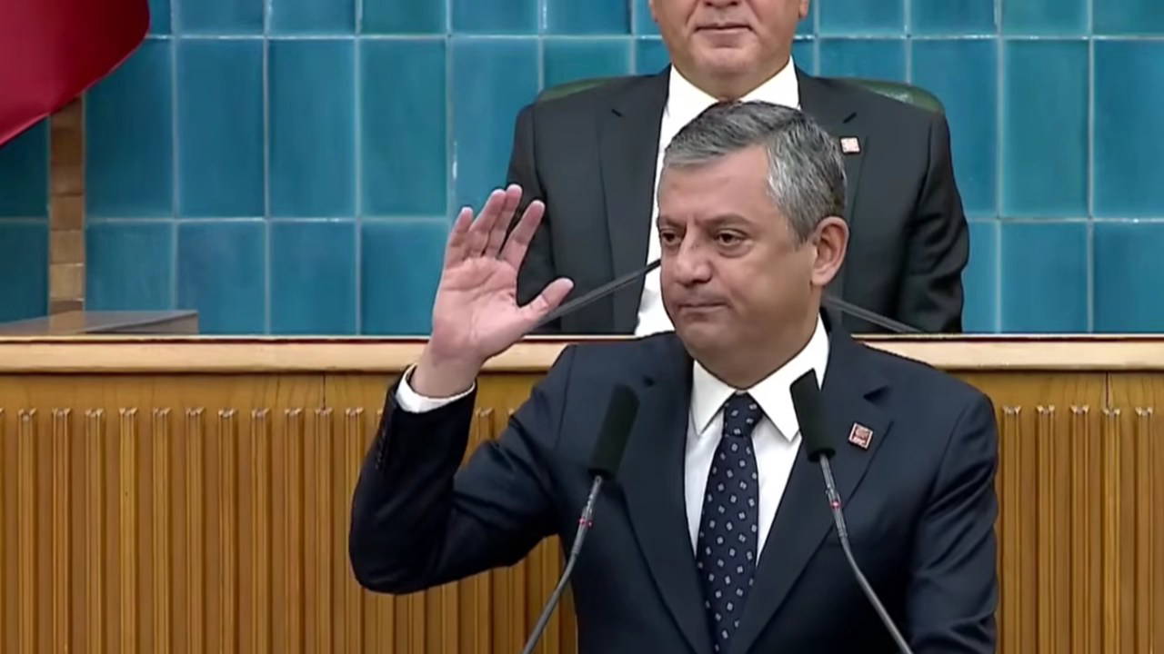 CHP'de tarihi grup toplantısı: Özgür Özel kürsüde... CANLI YAYINLIYORUZ!