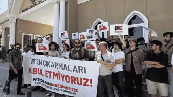 İstanbul Aydın Üniversitesi'nde işten çıkarılan akademisyenlerden eylem: 'İşimizi geri istiyoruz'