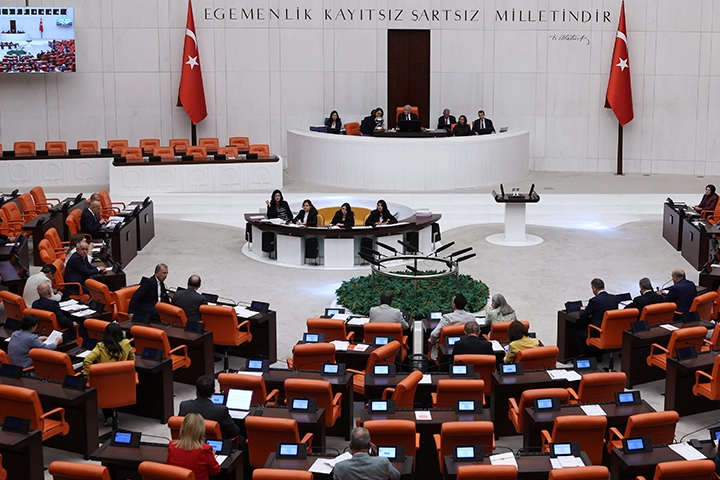 TBMM’de Emekli Maaşı Düzenlemesi İlk Adımı Geçti