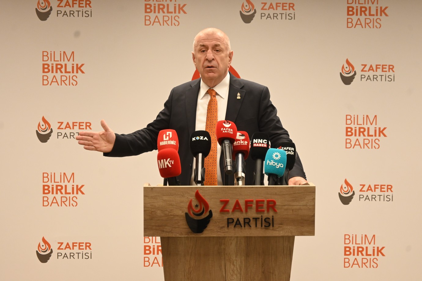Ümit ÖZDAĞ: “Türk tarihinde ilk kez böyle bir şey oluyor; Parti yönetimi, partiden ayrıldı”
