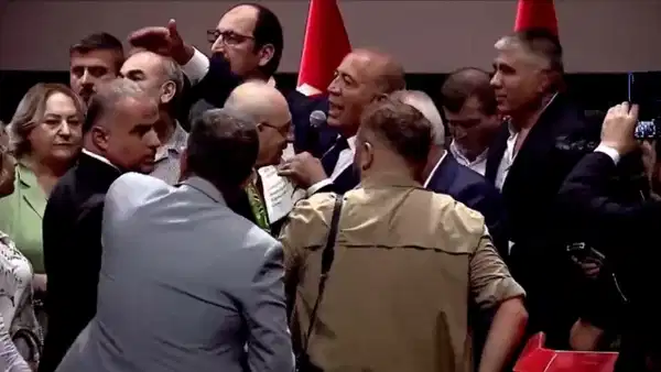 Kılıçdaroğlu rozet takarken, Kayyım Tekin'den görevlilere fırça!