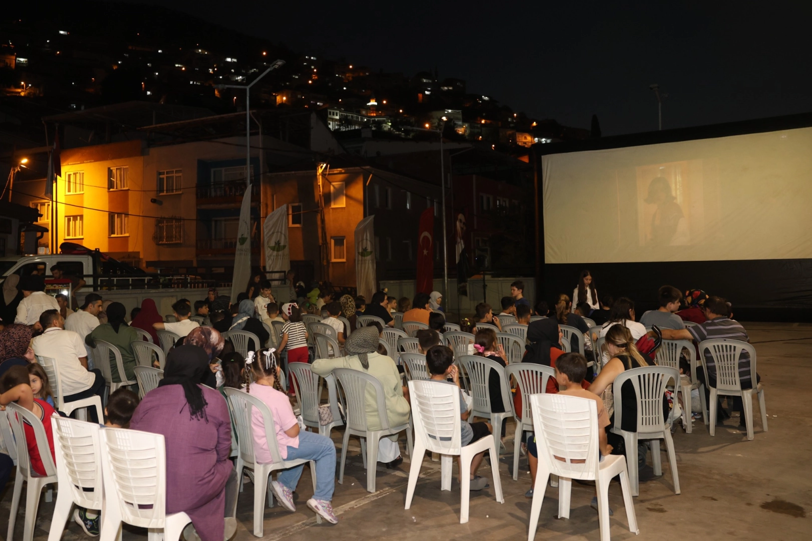 Osmangazi’de Yaz Akşamı Açık Hava Sinemasıyla Renklendi