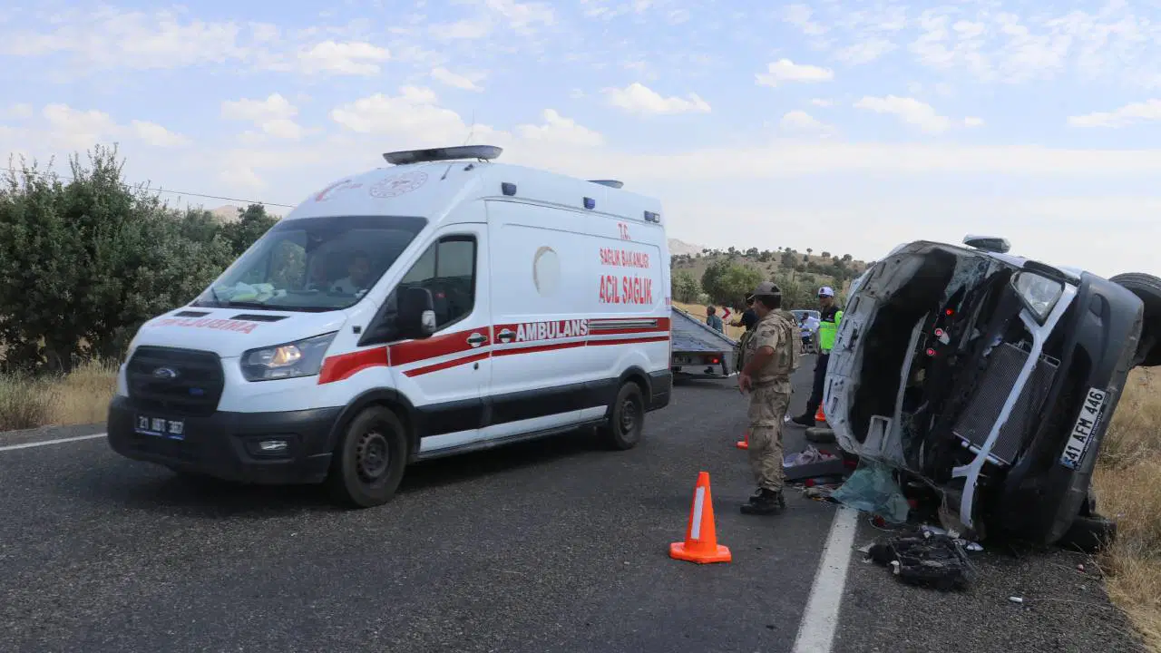 Diyarbakır’da nişan törenine gidenleri taşıyan minibüs devrildi: Acı kazada 7 ölü, 9 yaralı var!
