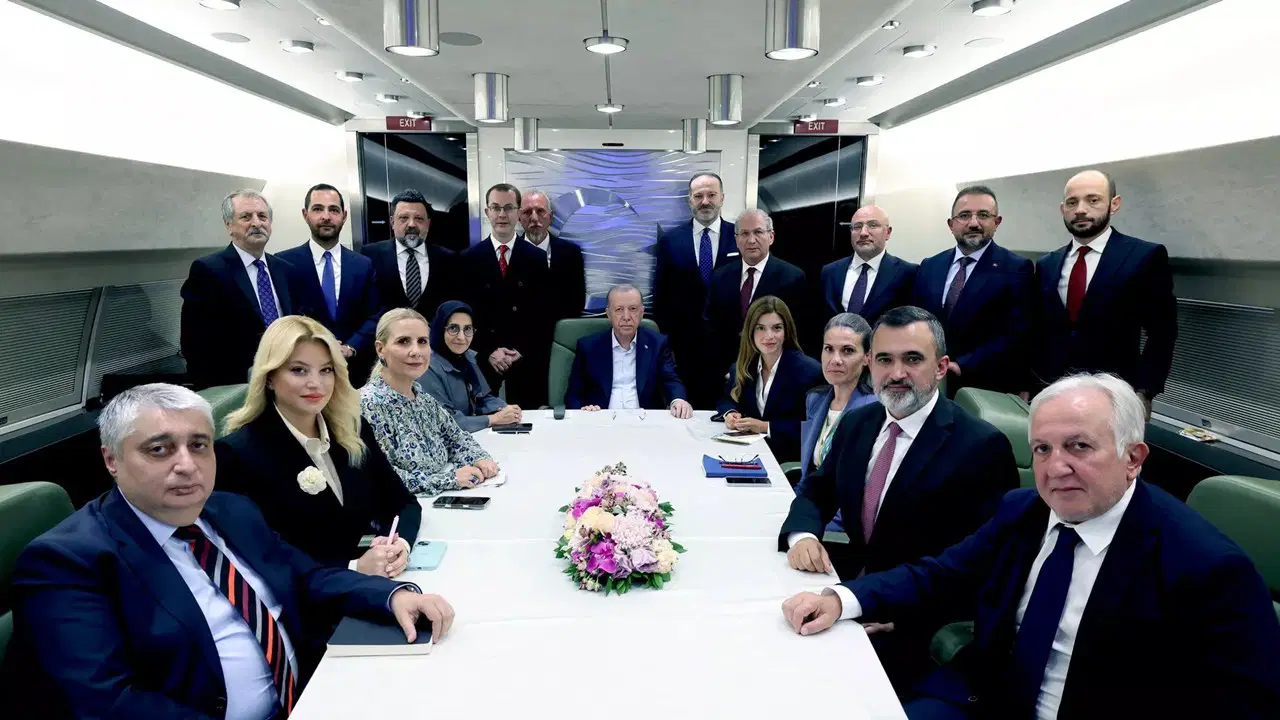 Erdoğan'dan uçakta 'süreç' eleştirilerine yanıt: 'RİSKLİ YAKLAŞIMLARI HOŞ GÖRMEYİZ'