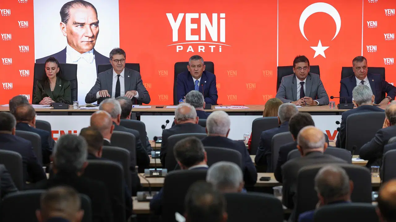 Özgür ÖZEL, yurttaşları YENİ Parti'ye çağırdı: 'BU HİKAYEYİ KİMSE DIŞARIDAN SEYRETMESİN'