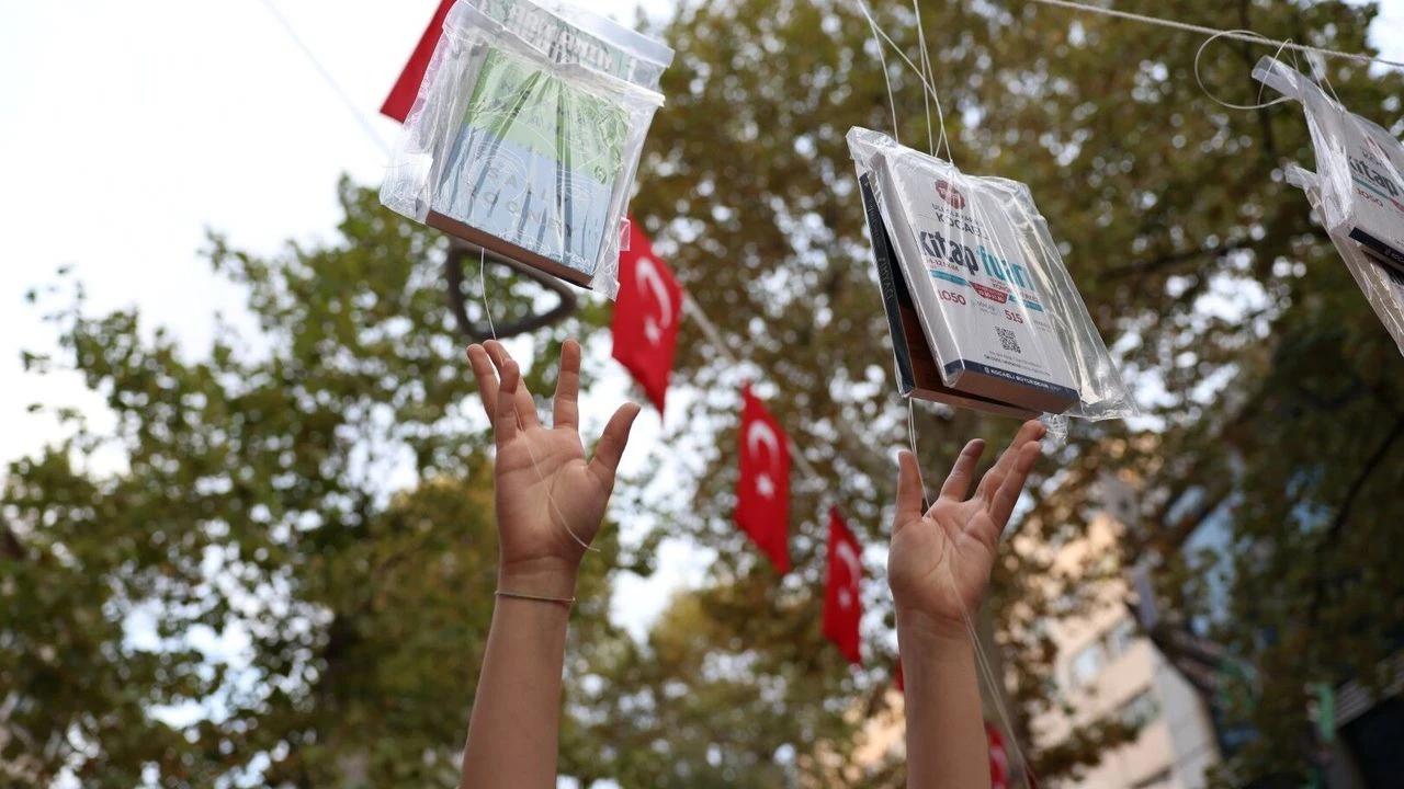 Kocaeli’de Kitap Fuarı Öncesi “Ağaçlar Kitap Açtı” Etkinliği
