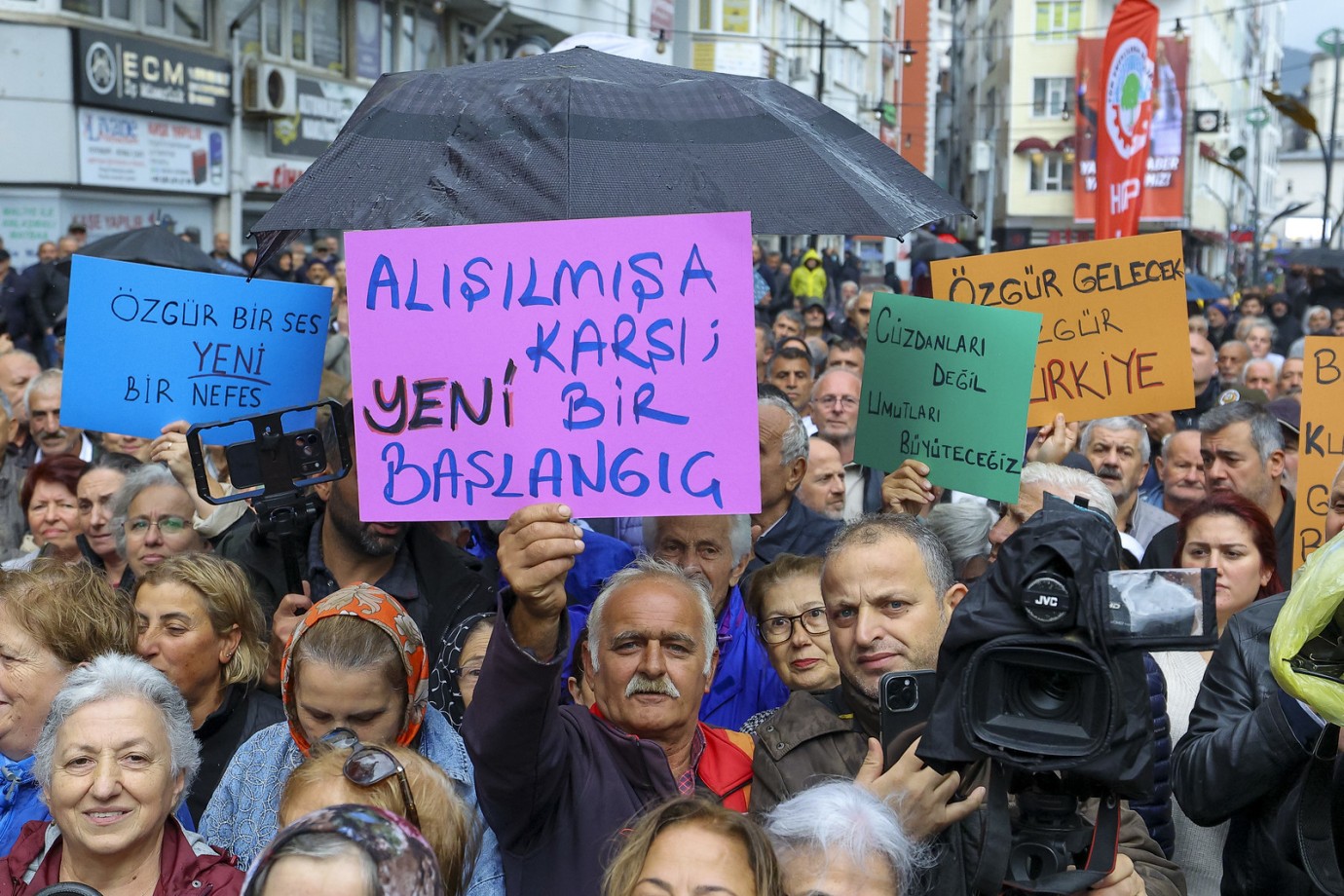 YENİ Parti Genel Başkanı Özgür ÖZEL'e ARTVİN’de yoğun ilgi ve sevgi!