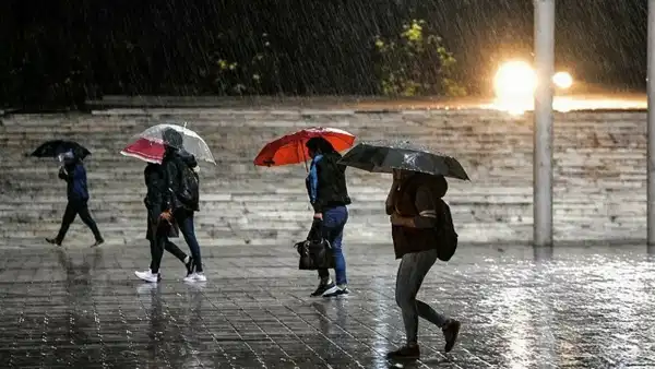İstanbul Valiliği duyurdu: Okullara  yarın 1 gün 'yağmur' arası verildi!