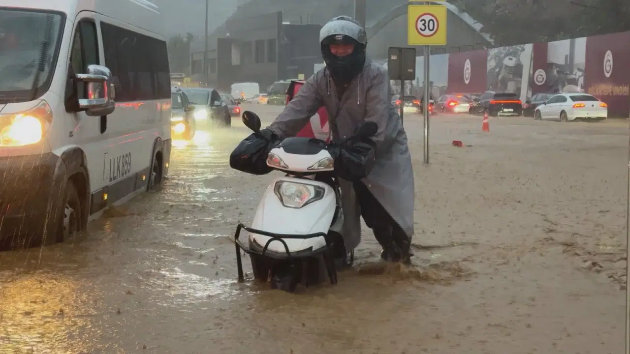 İstanbul’da sağanak yağış: Vali Gül’den ‘evden çıkmayın’ uyarısı