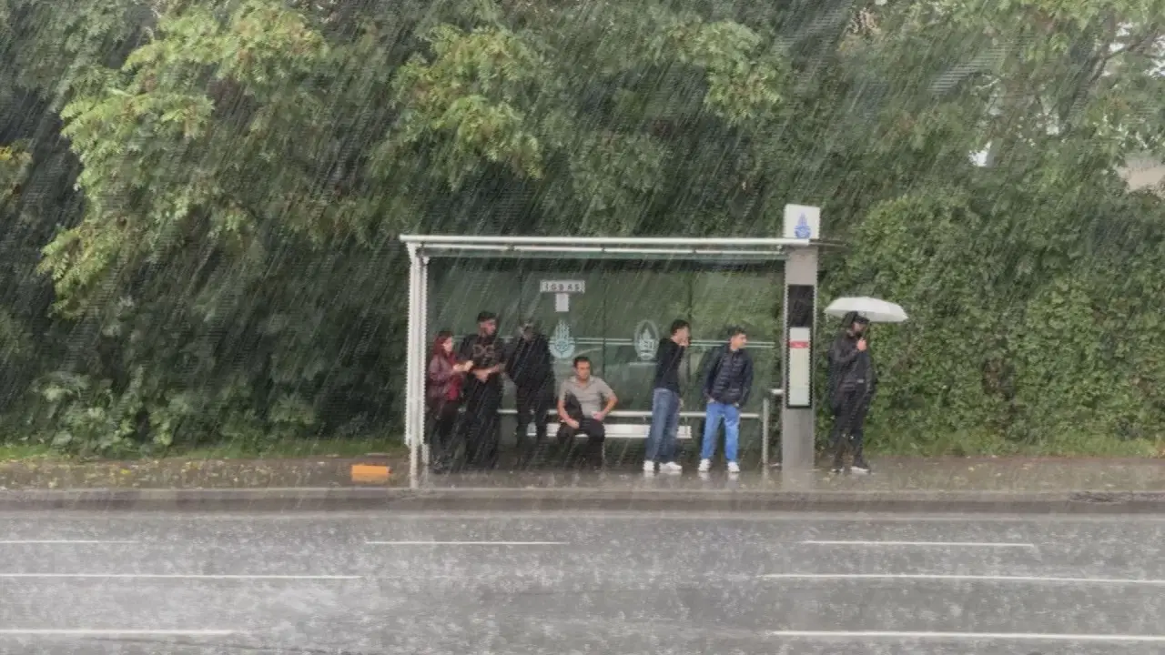 İstanbul Valiliği duyurdu: Okullara  yarın 1 gün 'yağmur' arası verildi!
