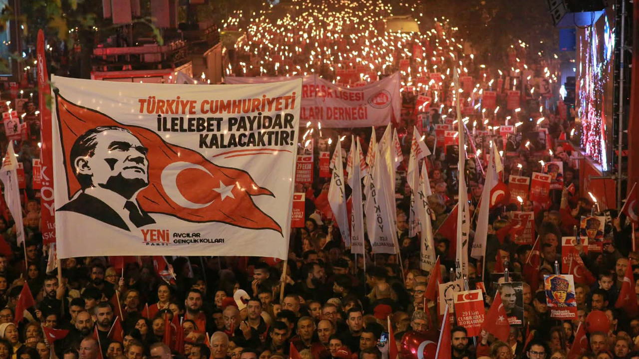 Yurttaşlardan Cumhuriyet Yürüyüşü... YENİ Parti Lideri Özgür Özel: 'Milletten bir talimat aldık...'