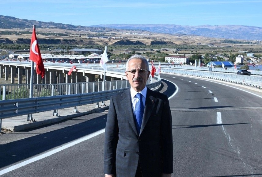 İki Büyük Projeye İmzalar Atılıyor