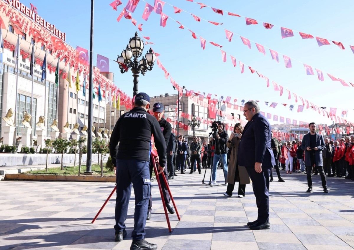 Cumhuriyet Bayramı Kutlamaları Keçiören'de Çelenk Sunma Töreniyle Başladı