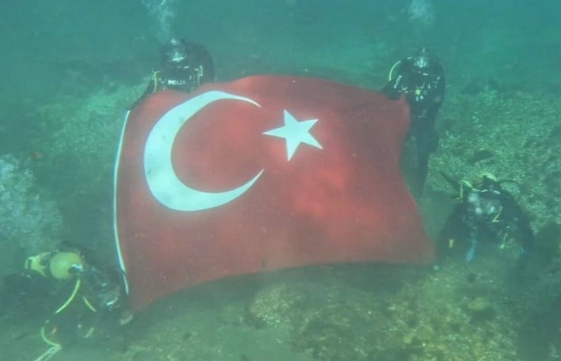 Halfeti'de Dalgıç Polislerden Su Altında Türk Bayrağı Gösterisi
