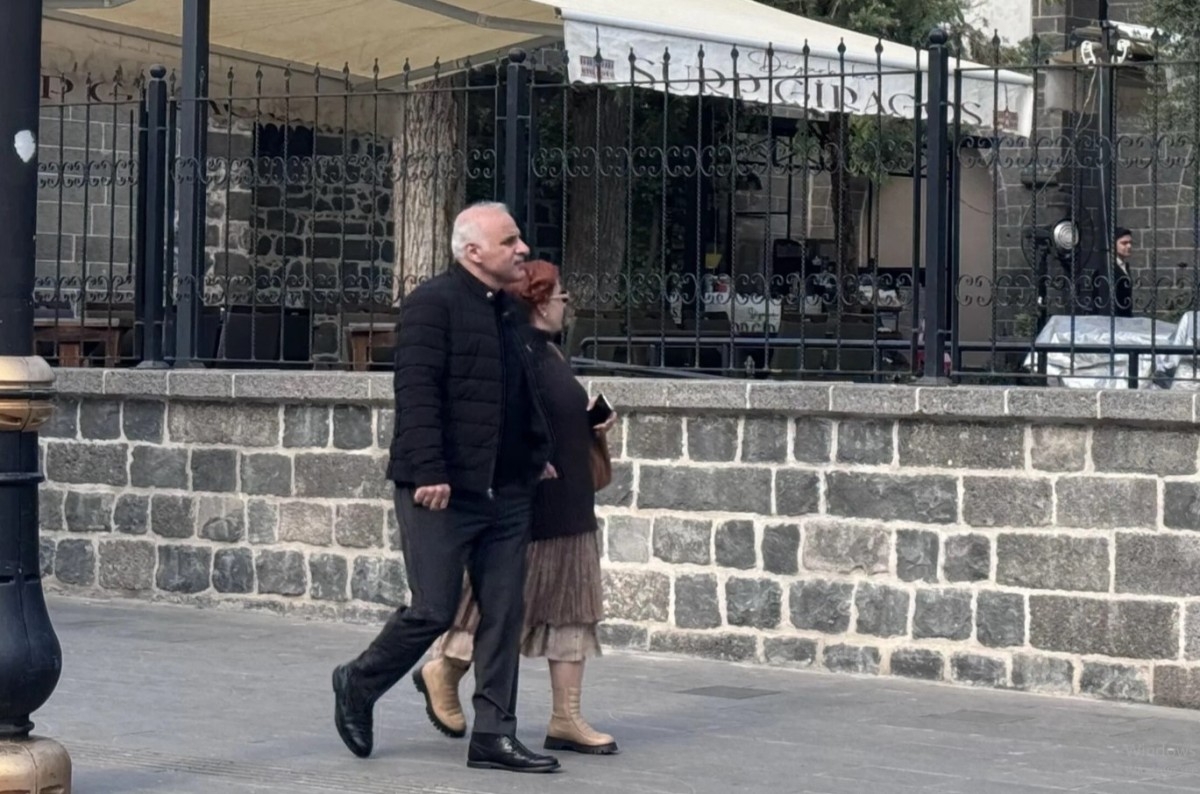Diyarbakır Valisi, Korumasız Olarak Halkla Bir Araya Geldi