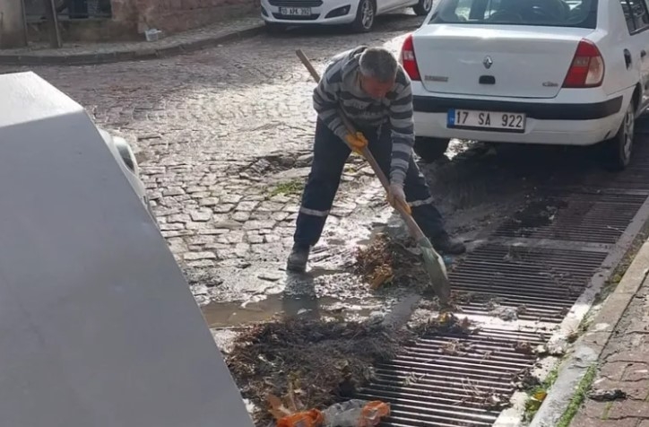 Ayvalık'ta Yağmur Sonrası Kapsamlı Temizlik Çalışması