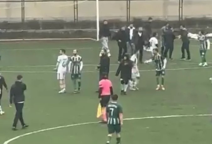 Düzce'de Amatör Lig Maçında Taraftarlar Arasında Kavga Çıktı