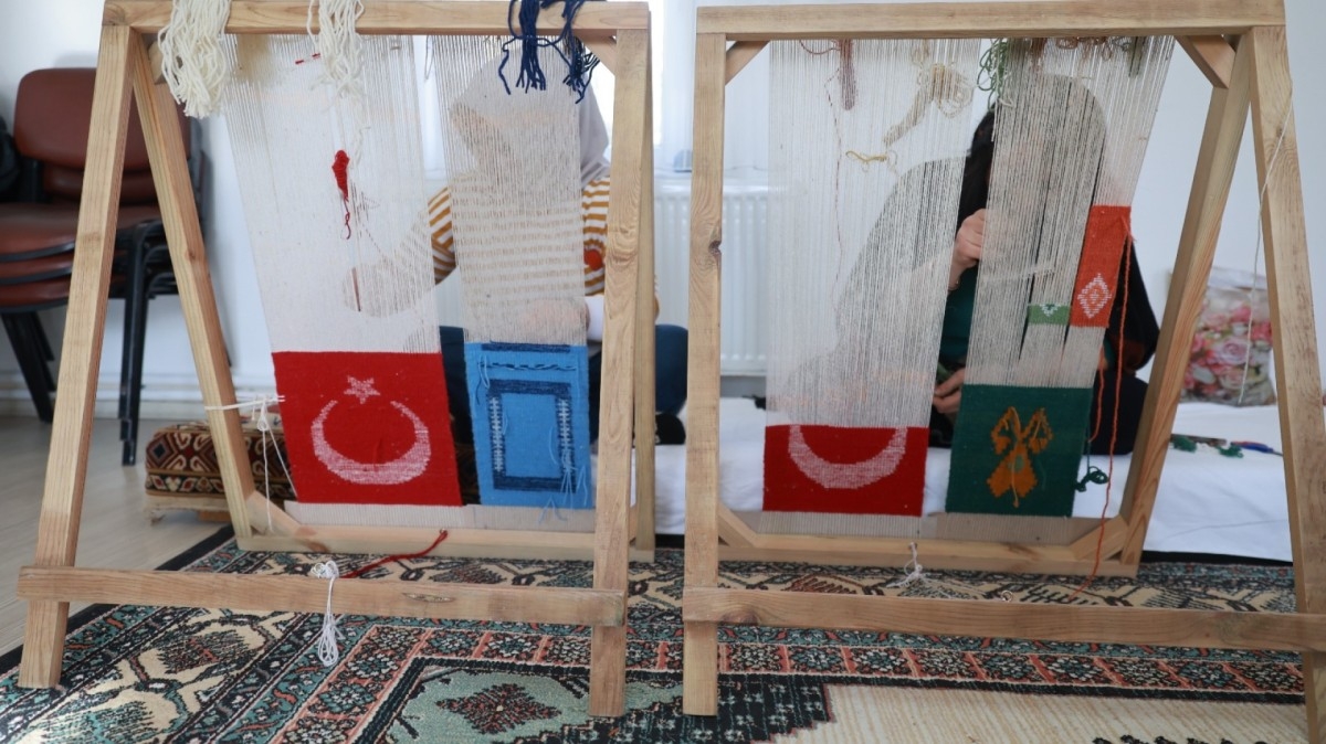 Kadınlar, Kök Boya Tekniğiyle Halı ve Kilim Dokuyor