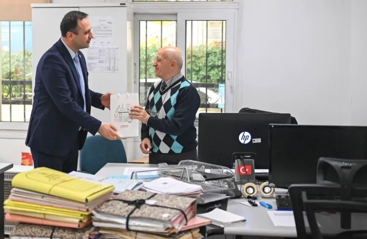 Başkan Eşki'den Bornova Belediyesi Çalışanlarına Yeni Yıl Jesti
