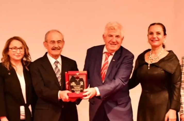 Yılmaz Büyükerşen, Hollanda’dan Altın Lale Ödülü Aldı