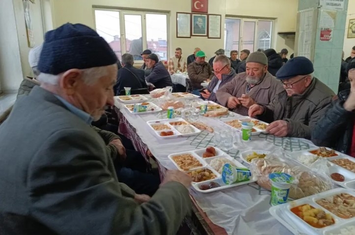 Küçükelmalı Köyü'nde 30 Yıllık Toplu İftar Geleneği