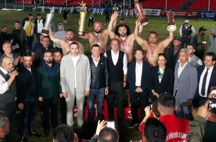 Antalya'da Gazipaşa Güreşçisi Sezonu Altın Kemerle Açtı