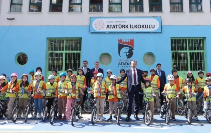 Bakan Tekin, Öğrencilerle Bisiklet Turu Yaptı