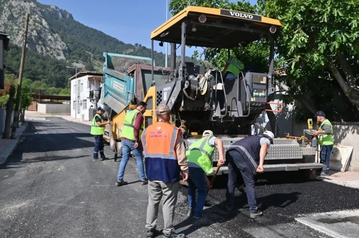 Manisa Büyükşehir’den Mahallelere Asfalt Hamlesi