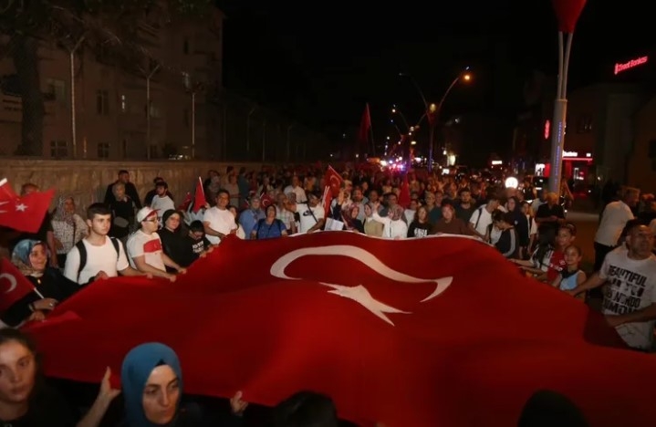 Gölcük, Demokrasiye Sahip Çıkmaya Devam Ediyor