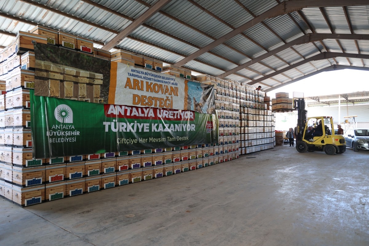 Antalya BB’nden Arıcılığa Güçlü Destek: 1.200 Kovan Dağıtıldı