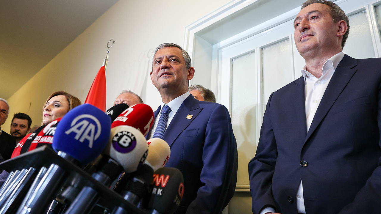 DEM Parti, CHP Lideri Özgür Özel'i TBMM'deki odasında ziyaret etti!