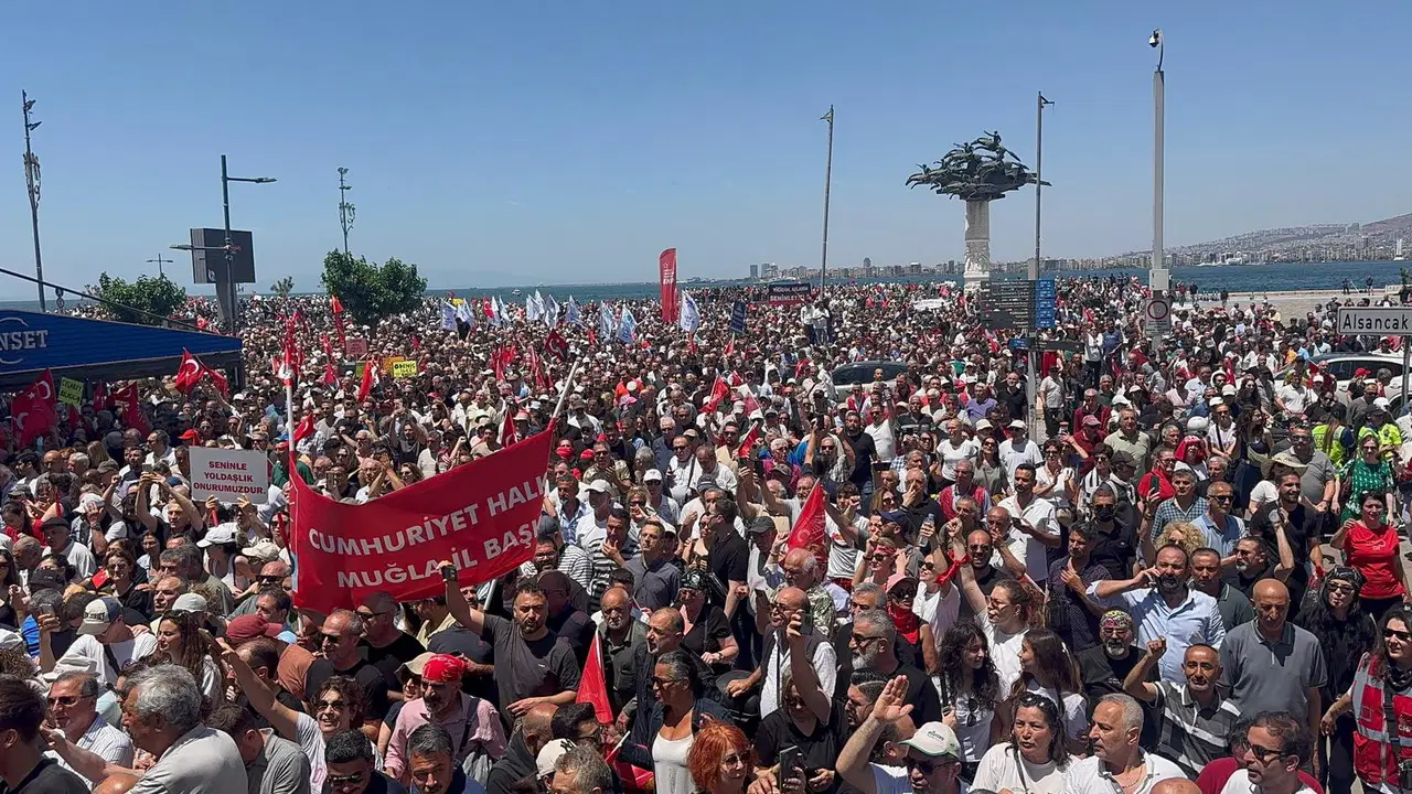 İZMİRLİLER, CHP Lideri Özgür Özel'i, Gündoğdu Meydanı'nda Bağrına Bastı!