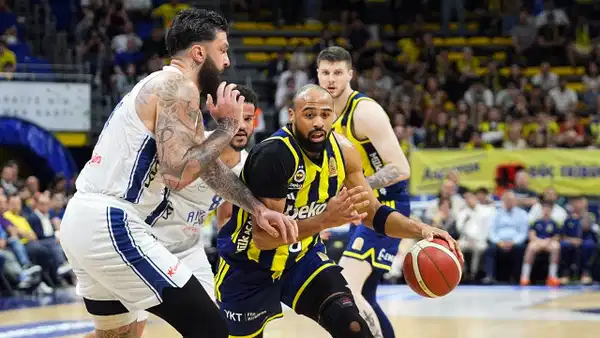 18 Sayı geriden gelen Fenerbahçe Beko, Anadolu Efes’i yendi ve seride 1-0 öne geçti!