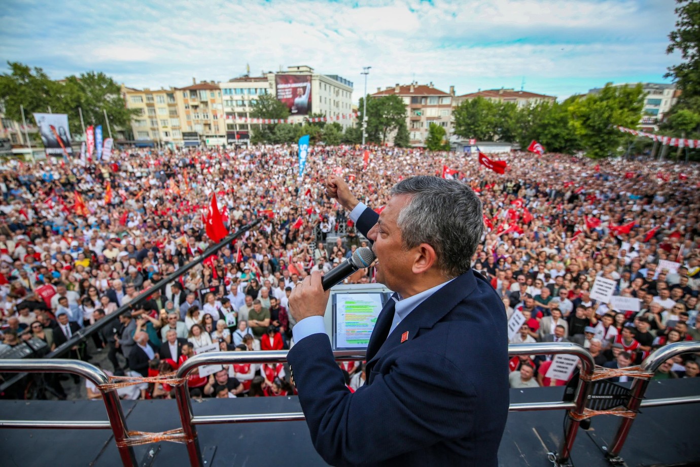 Özgür ÖZEL, Lüleburgaz'da: 'Kayyım gidecek biz geleceğiz' değil, 'Tayyip gidecek biz geleceğiz'