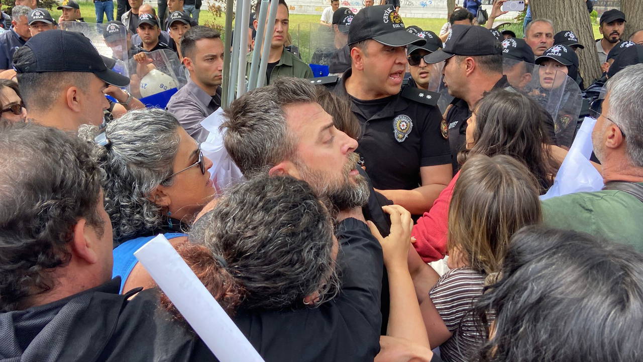 Ankara'da Özel Sektör Öğretmenleri Sendika Başkanı Eren Edebali ve Öğretmen Gözaltında!