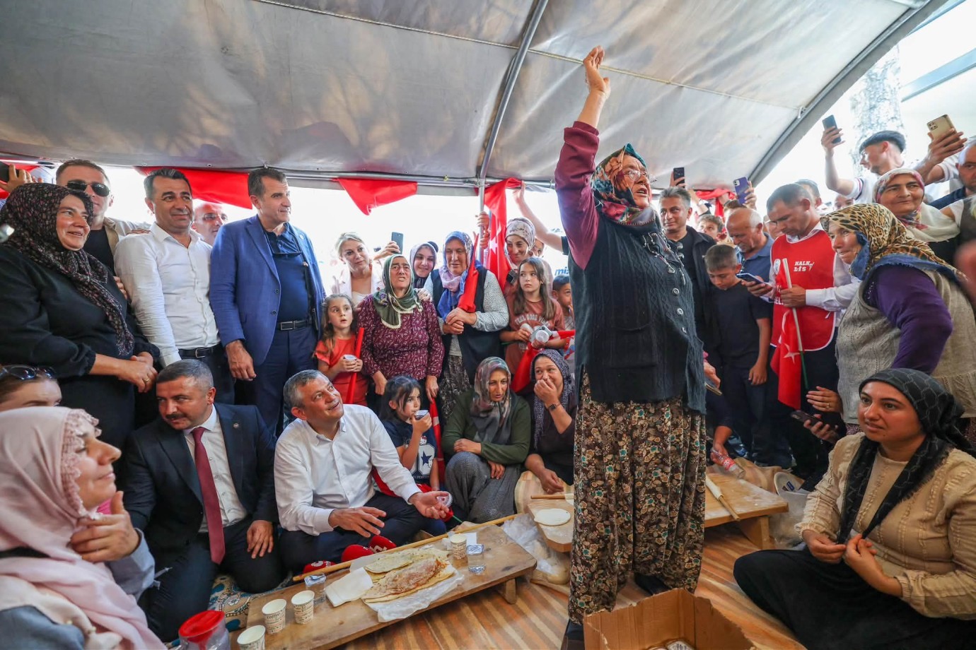 Özgür ÖZEL'e Niğde'de sevgi seli: 'Beni buraya sarayın gücü çıkarmadı'