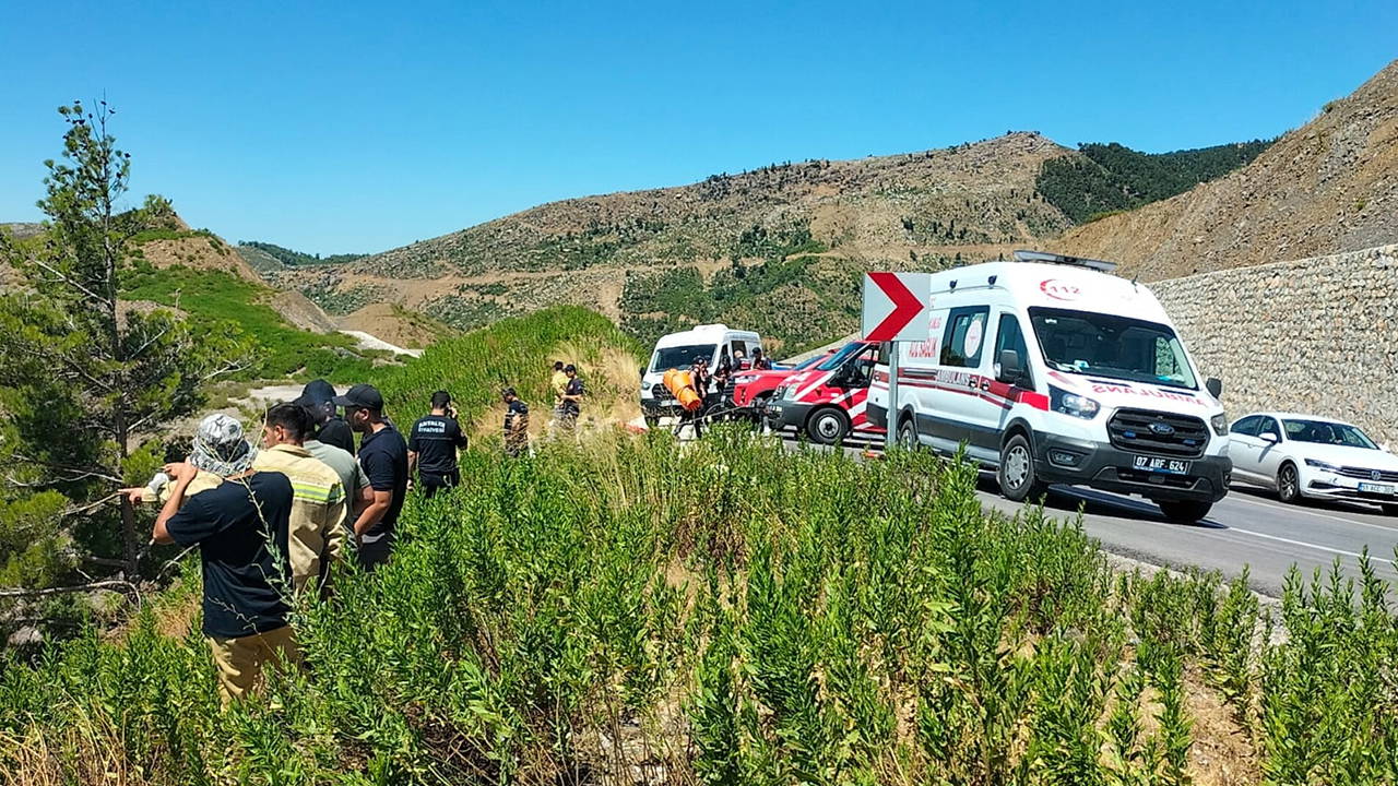 Antalya Manavgat'ta otomobil uçurumdan yuvarlandı: 5 kişi yaşamını yitirdi 2 yaralı var!