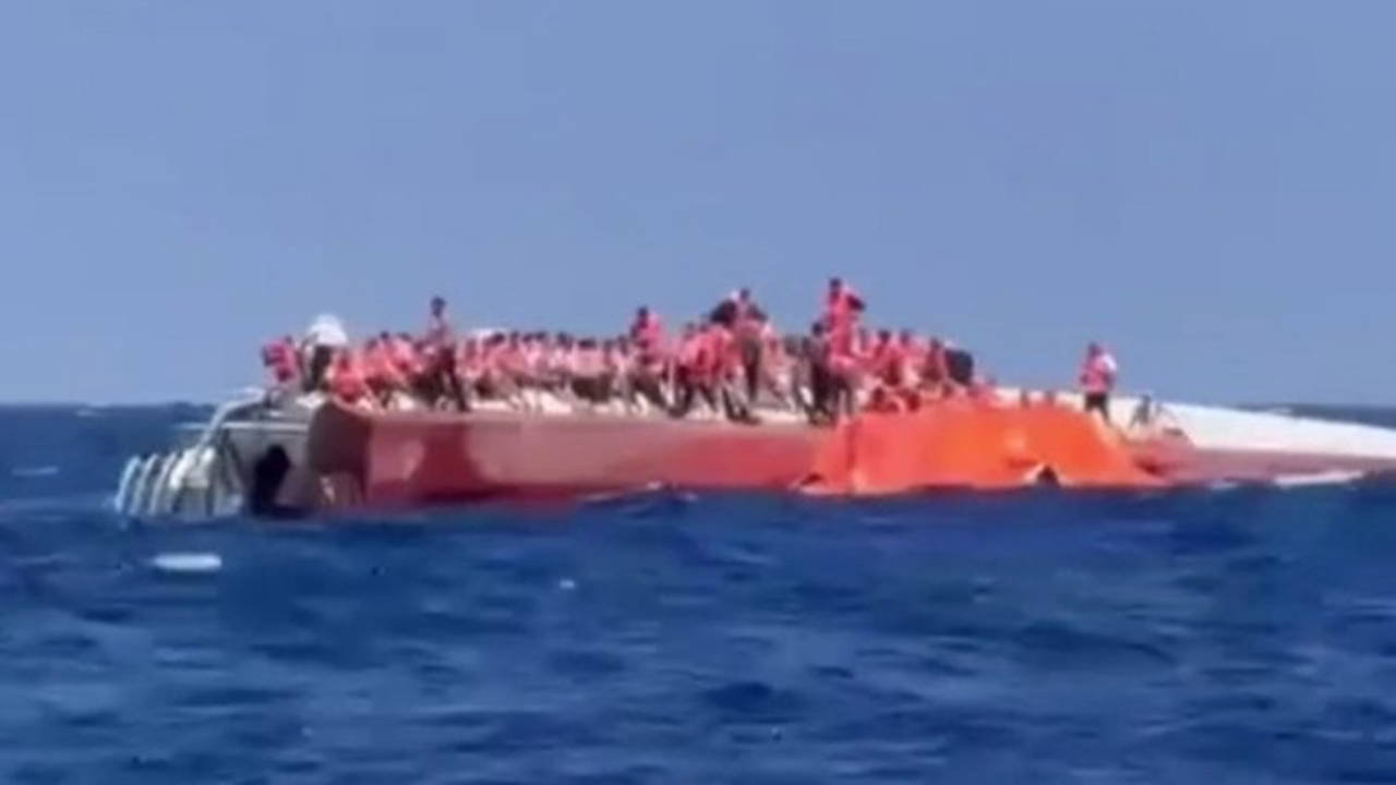 Girne açıklarında 267 kişinin bulunduğu yolcu gemisi battı: 6 can yitimi var, 172 yolcu kurtarıldı!